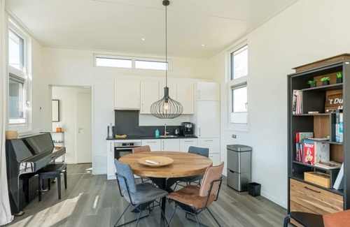 Burgh-Haamstede House | Real music lovers can indulge themselves here, as this chalet has a piano! From the living room you