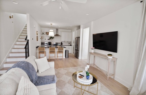 Oxford House | Rebel Getaway- Sleeps 6-in charming Oxford-SEC football weekends available