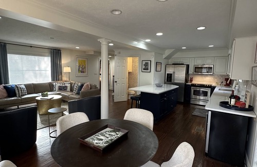 Oxford Condo | Rebel Hideaway/Steps from Square/2 bed/2.5 bath