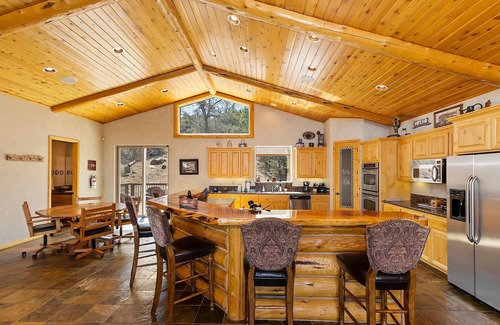 Eagle Mountain Estates Cabin | Rebel Ridge Retreat by Destination Big Bear : Gorgeous Mountain Views Backing to Nature Preserve in Eagle Mountain Estates! 2 Master Suites! Hot Tub! Pet Friendly!