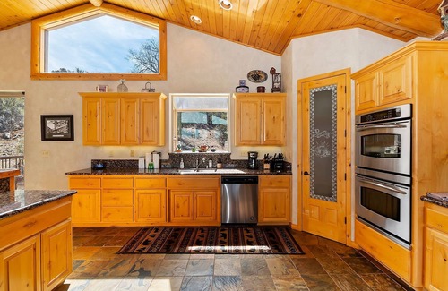 Eagle Mountain Estates Cabin | Rebel Ridge Retreat by Destination Big Bear : Gorgeous Mountain Views Backing to Nature Preserve in Eagle Mountain Estates! 2 Master Suites! Hot Tub! Pet Friendly!