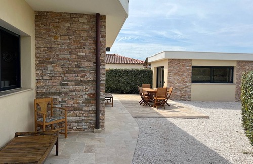 Roquebrune-sur-Argens Villa | Recent contemporary villa with all comforts, rocky view of Roquebrune sur Argens.