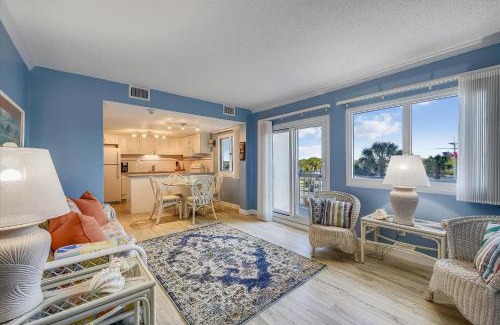 Sunnyside Apartment | Recently renovated 2Bd, Sleeps 6 Pinnacle Port, with Boat Ramp condo