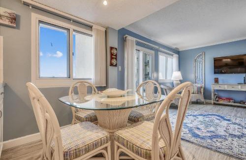 Sunnyside Apartment | Recently renovated 2Bd, Sleeps 6 Pinnacle Port, with Boat Ramp condo