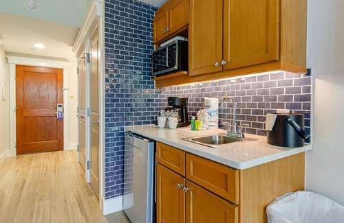 Baytowne Wharf Condo | Recently Renovated 4th Floor Studio w/2 King Beds, Kitchenette, and Modern Comfort at Sandestin Golf and Beach Resort!