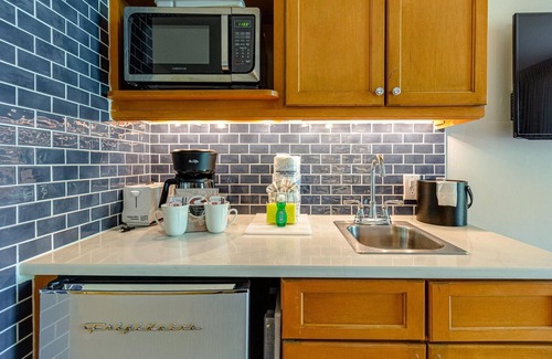 Baytowne Wharf Condo | Recently Renovated 4th Floor Studio w/2 King Beds, Kitchenette, and Modern Comfort at Sandestin Golf and Beach Resort!