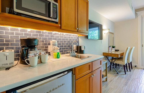 Baytowne Wharf Condo | Recently Renovated 4th Floor Studio w/2 King Beds, Kitchenette, and Modern Comfort at Sandestin Golf and Beach Resort!