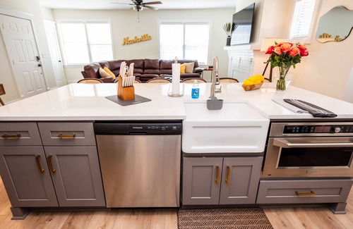 Hadley - Washington House | Recently Renovated, 3 BR Sleeps 10, Nashville