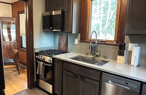 Madison House | Recently Renovated Cozy House on Monona Bay with Lake Access