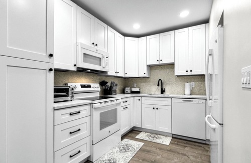 Lantana House | Recently updated 3/1 with pool, wifi, sleeps 9