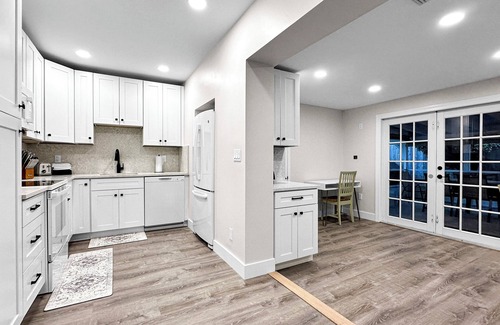 Lantana House | Recently updated 3/1 with pool, wifi, sleeps 9