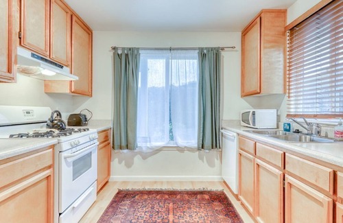 Greenside Park House | Recently-upgraded, beautiful townhome - close to the business district