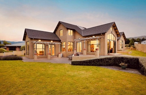 Lowburn Villa | Recharge on the Reserve - Family friendly 4 bedroom in the heart of Cromwell