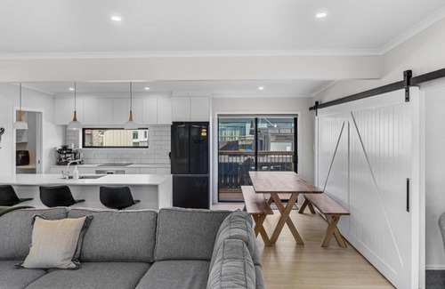 Waihi Beach House | Recline on Leo