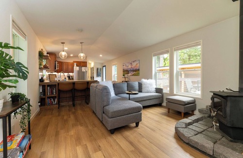 Baring Cabin | Recreation Station - game room, hot tub, plunge pool!