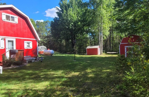 Houghton Lake House | Red Barn Acres 2 bedroom barn on almost 3 acres with WiFi, AC in Houghton Lake!