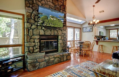 Mount Ida Condo | Red Bird Retreat/8DRB, Mt Harbor 2/2 Fully Stocked Next to Pool hosted by LOVR