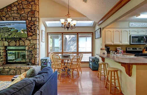 Mount Ida Condo | Red Bird Retreat/8DRB, Mt Harbor 2/2 Fully Stocked Next to Pool hosted by LOVR