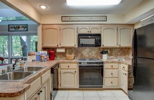 Mount Ida Condo | Red Bird Roost/20DRB hosted by LOVR