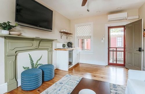 Staunton Apartment | Red Bud Suite: Luxury Private Room Downtown