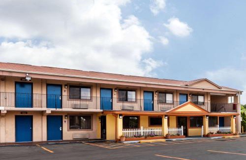 Elkton Hotel | Red Carpet Inn Elkton