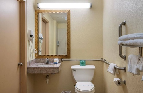Irvington Hotel | Red Carpet Inn Newark Irvington, NJ