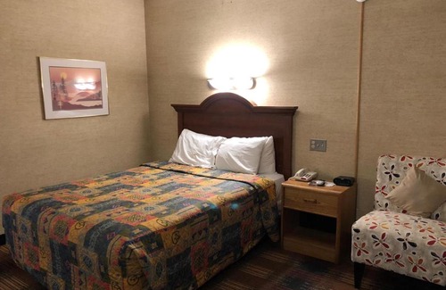 North Syracuse Hotel | Red Carpet Inn Syracuse Airport