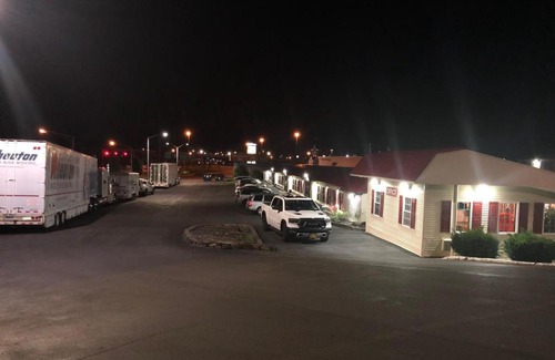 North Syracuse Hotel | Red Carpet Inn Syracuse Airport
