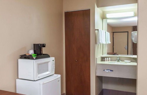 Elkton Hotel | Red Carpet Inn