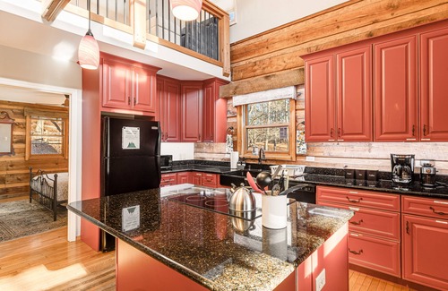 Leicester Cabin | Red Cedar by AvantStay | Cabin w/Hot Tub + Views!