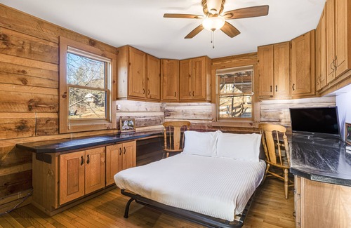 Leicester Cabin | Red Cedar by AvantStay | Cabin w/Hot Tub + Views!