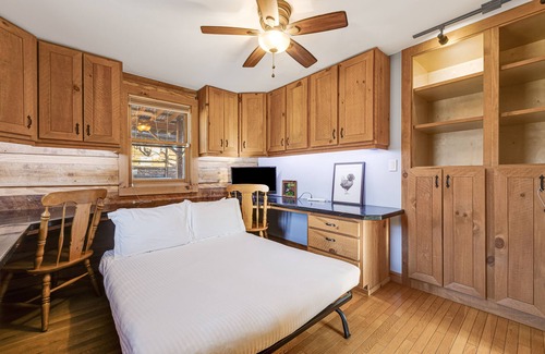Leicester Cabin | Red Cedar by AvantStay | Cabin w/Hot Tub + Views!