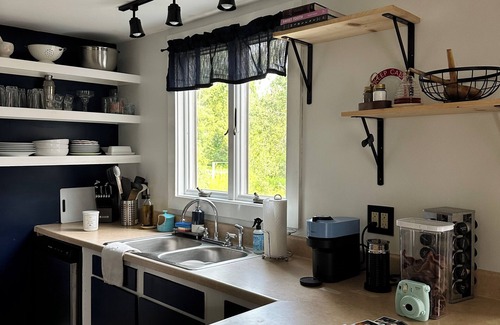 Eagle Bridge House | Red Country Escape with Mountain Views