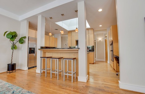 Greenville Downtown Apartment | Red Door Apartment | 3-KING Beds | Center Of Downtown Greenville