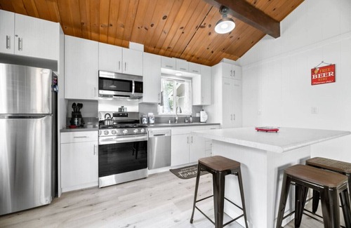 Big Bear House | Red Door Retreat- Cute & Cozy 2 Bed 1 Bath W/AC
