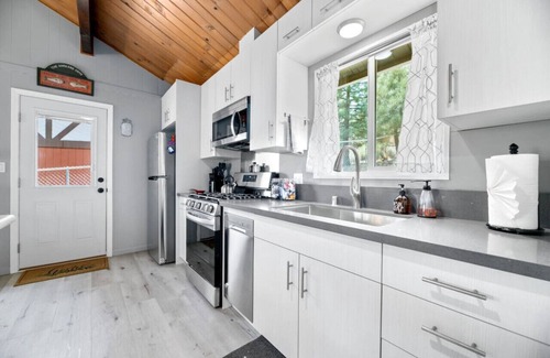 Big Bear House | Red Door Retreat- Cute & Cozy 2 Bed 1 Bath W/AC