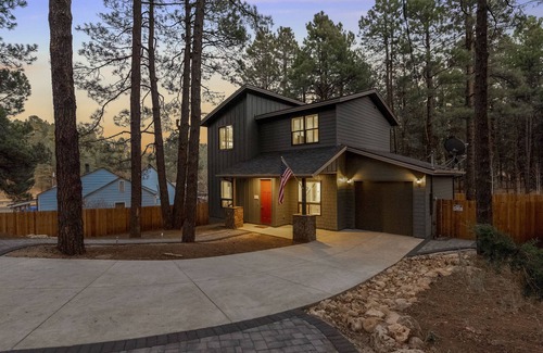 Kachina Village House | Red Field Retreat *Hot Tub* Modern Rustic