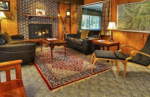 Skykomish Cabin | Red Hawk Hideaway- fun for family, friends & pets