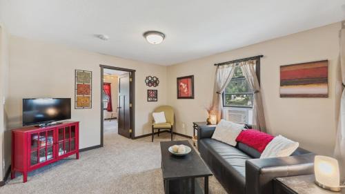 Lake City House | Red Hibiscus House - 3 Blocks from Lake Pepin