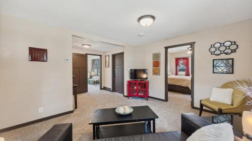 Lake City House | Red Hibiscus House - 3 Blocks from Lake Pepin