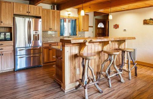 West Village House | Red House - Minutes to Shaver Lake