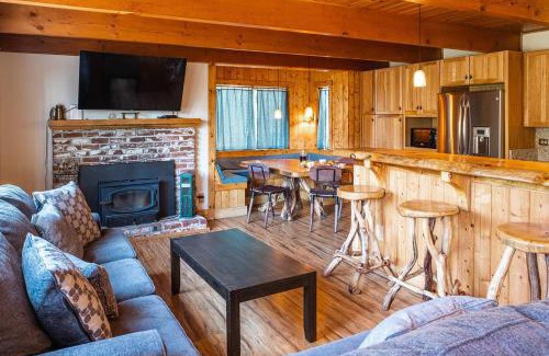 West Village House | Red House - Minutes to Shaver Lake