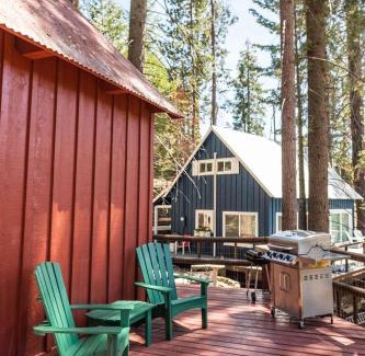 West Village House | Red House - Minutes to Shaver Lake