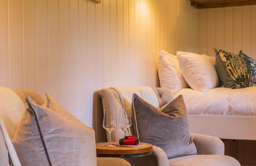 Maidensgrove Apartment | Red Kite Retreat - Bluebell - Shepherds Hut 1