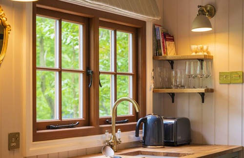 Maidensgrove Apartment | Red Kite Retreat - Bluebell - Shepherds Hut 1