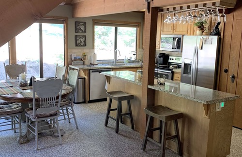 Shaver Lake Cabin | Red Leaf Lodge- Mountain Retreat 5 Star!nCentral AC, Heating, Game room, Jacuzzi