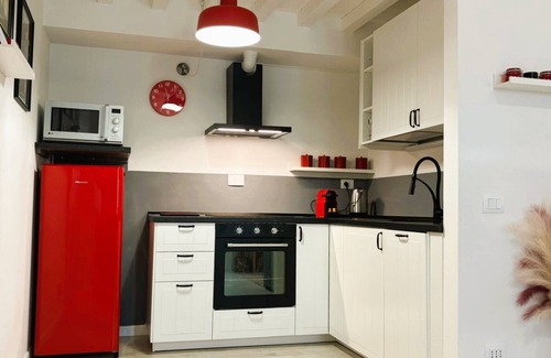 Isolotto Apartment | RED LILY APARTMENT