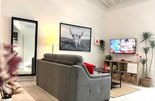 Isolotto Apartment | Red Lily Apartment