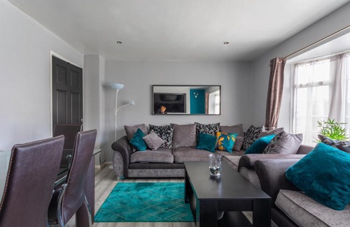 Chapeltown House | Red Lodge Stays - LS8 - close to city center and amenities - private parking - contractor welcome