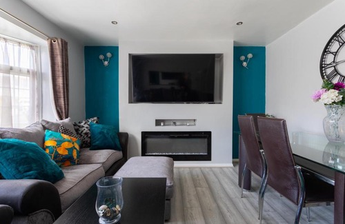 Chapeltown House | Red Lodge Stays - LS8 - close to city center and amenities - private parking - contractor welcome